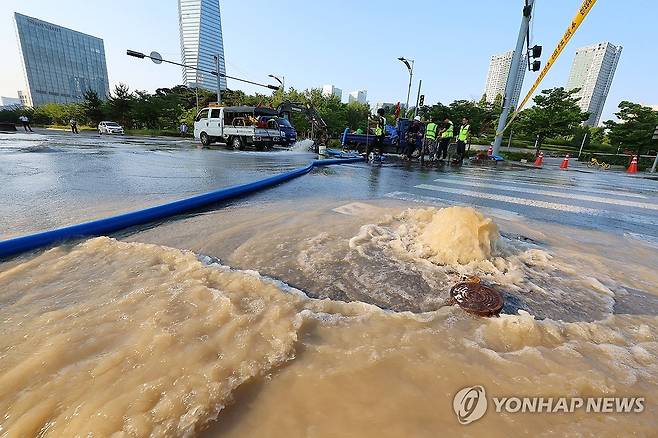 지난 6월 송도 상수도관 파열 현장 [연합뉴스 자료사진]