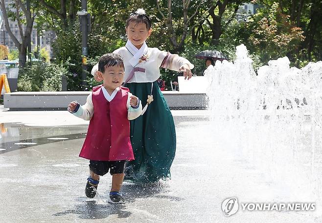 더위 날려주는 시원한 분수대 [연합뉴스 자료사진]