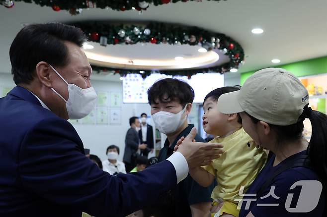 윤석열 대통령이 18일 서울 성북구 우리아이들병원을 찾아 진료 대기중인 어린이 환자 및 보호자와 인사를 나누고 있다. (대통령실 제공) 2024.9.18/뉴스1 ⓒ News1 박지혜 기자