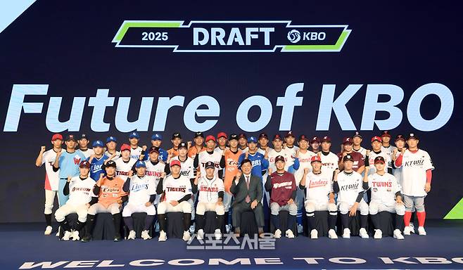 11일 서울 송파구 롯데호텔 월드 크리스탈 볼룸에서 열린 ‘2025 KBO 신인 드래프트’에서 각 구단 지명 선수들이 기념촬영을 하고 있다. 2024. 9. 11.  박진업 기자 upandup@sportsseoul.com