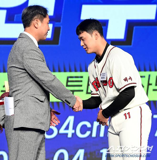 11일 롯데호텔 월드 서울에서 열린 2025 KBO 드래프트, 전체 1순위로 키움에 지명된 덕수고 정현우가 고형욱 단장의 환영을 받고 있다. 잠실=허상욱 기자 wook@sportschosun.com/2024.09.11/