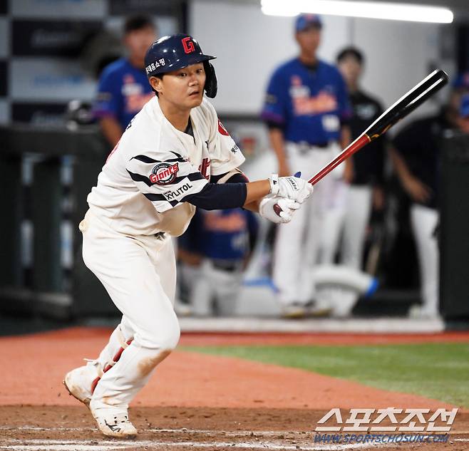 13일 부산 사직구장에서 열린 롯데 자이언츠와 한화 이글스의 경기. 7회말 1사 만루 롯데 손호영이 적시타를 날리고 있다. 부산=박재만 기자 pjm@sportschosun.com/2024.09.13/