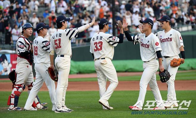 롯데 선수들이 기뻐하고 있다. 부산=박재만 기자 pjm@sportschosun.com/2024.09.15/