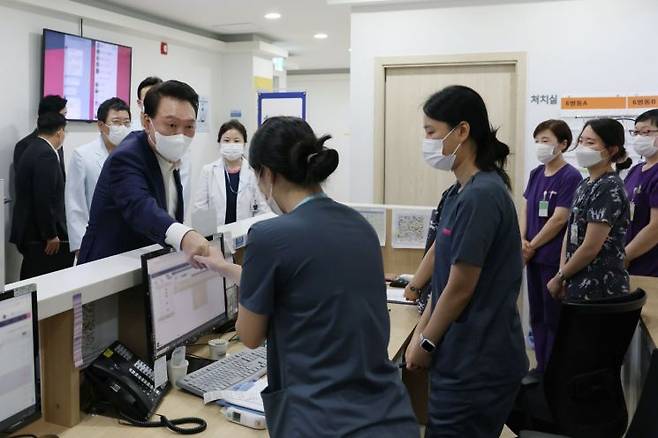 윤석열 대통령이 추석 연휴 마지막 날인 18일 서울 성북구 성북 우리아이들병원을 찾아 의료진을 격려하고 있다. [이미지출처=연합뉴스]