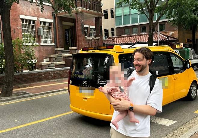 한국에서 1살도 안 된 아이를 키우고 있는 크리스 오버먼. /비즈니스인사이더