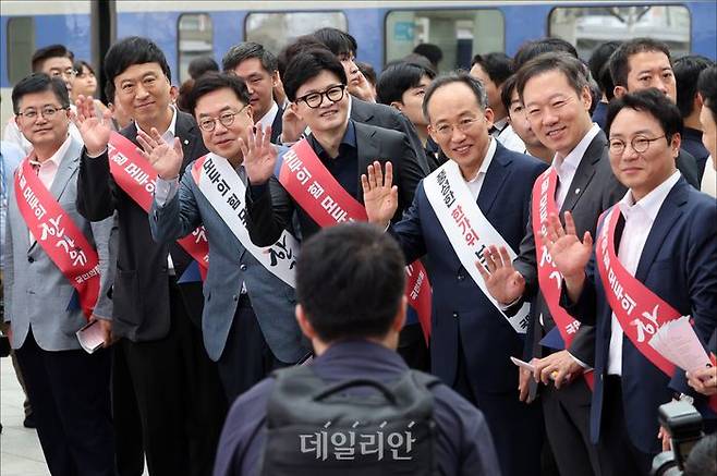 국민의힘 한동훈 대표, 추경호 원내대표를 비롯한 지도부가 13일 오전 서울역에서 추석 귀성인사를 하고 있다. ⓒ데일리안 홍금표 기자