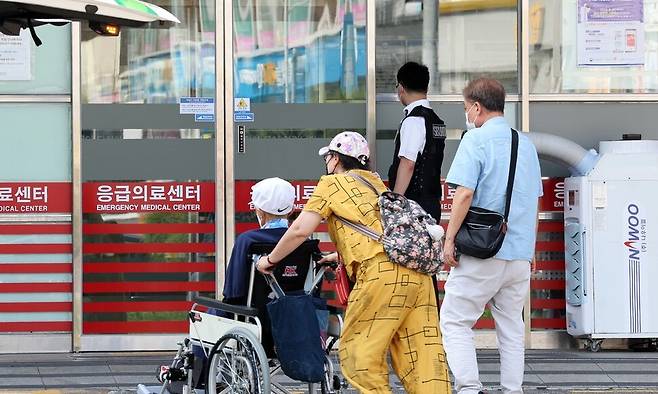 11일 오전 서울 동작구 중앙대학교병원 응급의료센터앞을 병원을 찾은 시민들이 이동하고 있다.정용일 선임기자 yongil@hani.co.kr