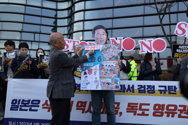 지난해 3월 시민사회단체 활동가들이 서울 종로구 일본대사관 앞에서 일본 역사왜곡 교과서 규탄 기자회견을 열고 있다. 김혜윤 기자 unique@hani.co.kr