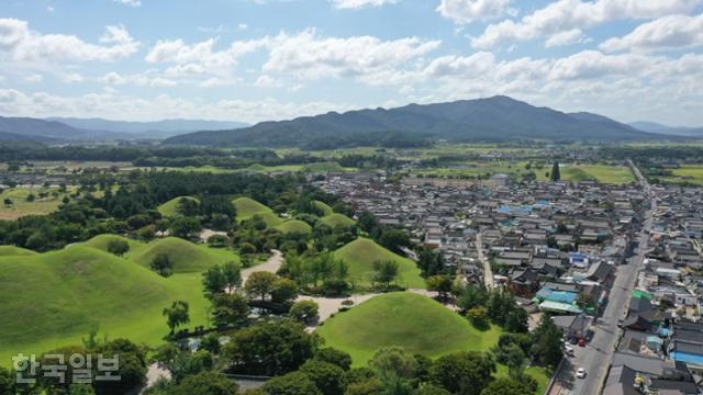 황리단길 옆에 있는 신라시대 고분군 대릉원 전경. 한국일보 자료사진