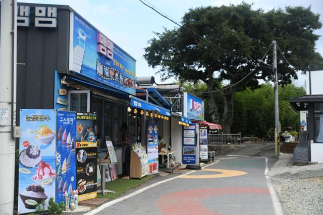 매미성을 찾는 관광객들의 발길이 늘면서 인근엔 카페와 식당이 들어서는 등 마을도 활기를 띠고 있다. 거제=박은경 기자