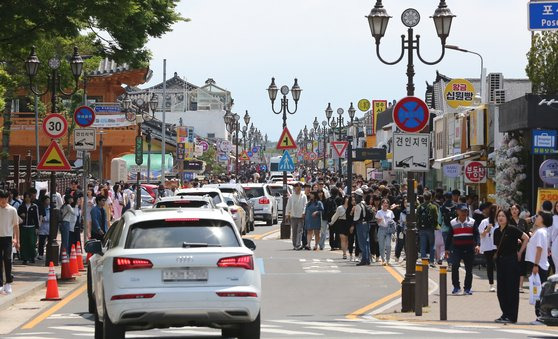 ‘전선지중화 사업’으로 전선과 통신선이 사라지고 보행로와 차도가 명확히 구분된 현재의 황리단길 모습. 사진 경주시