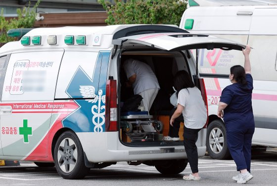 18일 오후 서울 시내 대학병원 응급의료센터 앞에 도착한 구급차에서 환자 보호자가 다시 차량에 탑승하고 있다. 뉴스1