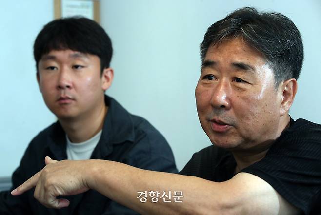 한국전력의 ‘간접고용’을 거부했다는 이유로 해고당한 한전 도서발전(소청도) 하청노동자 아버지 박한수씨(61,오른쪽)와 아들 박시영씨(32)가 지난 12일 인천 미추홀구의 한 카페에서 경향신문과 인터뷰를 하고 있다. 서성일 선임기자