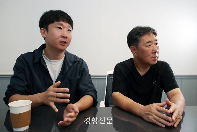 한국전력의 ‘간접고용’을 거부했다는 이유로 해고당한 한전 도서발전(소청도) 하청노동자 아버지 박한수씨(61,오른쪽)와 아들 박시영씨(32)가 지난 12일 인천 미추홀구의 한 카페에서 경향신문과 인터뷰를 하고 있다. 서성일 선임기자