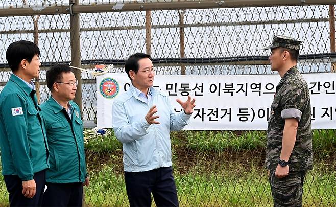 18일 유정복 인천시장(중앙)이 북한 소음방송으로 피해를 보고 있는 강화군 송해면을 찾아 군 관계자로부터 현황 보고를 받고 있다. 인천시 제공