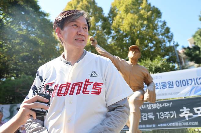 조국 조국혁신당 대표가 18일 부산 사직야구장 최동원 선수 동상에 헌화한 뒤 발언을 하고 있다. 연합뉴스