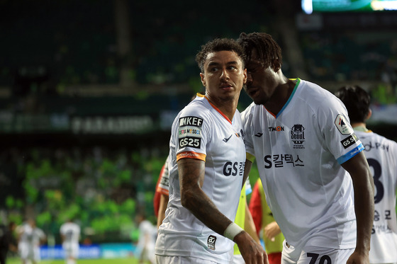 FC Seoul midfielder Jesse Lingard, left, in action during a K League 1 match against Jeonbuk Hyundai Motors at Jeonju World Cup Stadium in Jeonju, North Jeolla on June 29. [NEWS1]