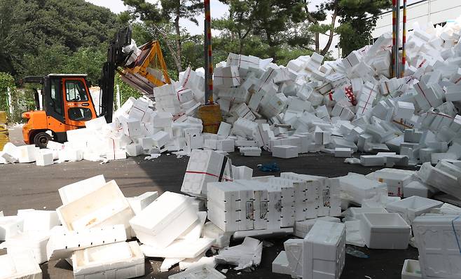 Officials at the public recycling center in Idong-eup, Cheoin District, Yongin in Gyeonggi, are working on sorting styrofoam on Wednesday, the last day of the Chuseok holiday. Holidays leave mountains of styrofoam packaging due to what environmentalists call "excessive gift-wrapping." [NEWS1]