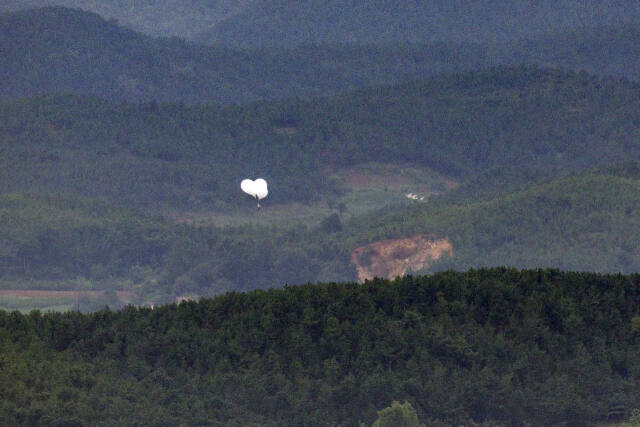 지난 5일 오전 파주시 오두산 통일전망대에서 바라본 북한 황해북도 개풍군에서 쓰레기 풍선이 떠오르는 모습. 연합뉴스