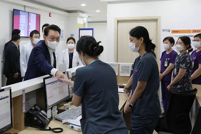 윤석열 대통령이 추석 연휴 마지막 날인 18일 서울 성북 우리아이들병원을 방문해 의료진과 인사를 나누고 있다. 윤 대통령이 대형 병원 내 어린이병원이 아닌 2차 병원인 지역 어린이병원을 방문한 것은 처음이다. 성북 우리아이들병원은 구로 우리아이들병원과 함께 전국에 2개뿐인 소아청소년과 전문병원이다.  대통령실