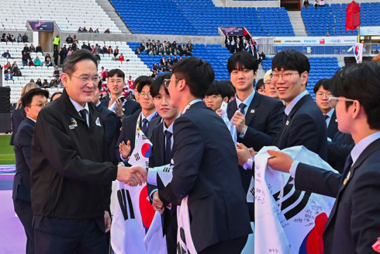 지난 15일(현지시간) 프랑스 리옹 그루파마스타디움에서 열린 국제기능올림픽 폐회식에서 이재용 삼성전자 회장이 국가대표 선수단을 격려하고 있다. 연합뉴스