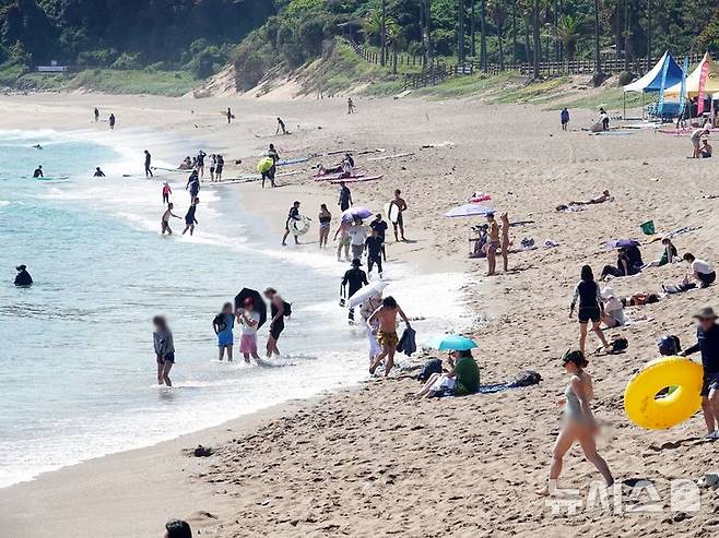 [제주=뉴시스] 오영재 기자 = 제주 서귀포시 중문색달해수욕장에 피서객들의 발길이 이어지고 있다. 2024.09.14. oyj4343@newsis.com