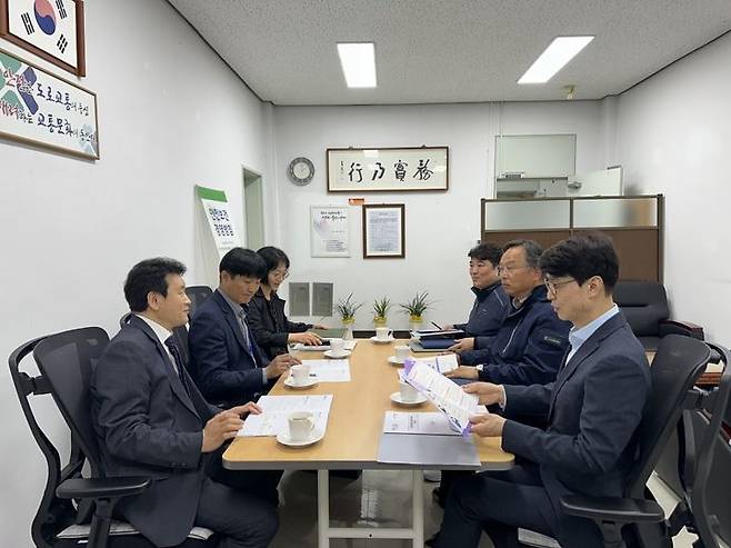 [무안=뉴시스] 전남교육청과 도로교통공단 관계자들이 전남 직업계고 저소득층 학생을 위한 운전면허 비용 지원 방안을 협의하고 있다. (사진 = 전남교육청 제공). 2024.09.12. photo@newsis.com *재판매 및 DB 금지