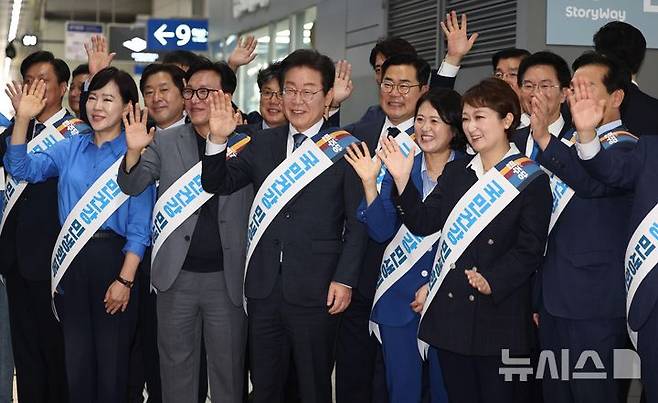 [서울=뉴시스] 조성우 기자 = 이재명 더불어민주당 대표 등 지도부들이 13일 오전 서울 용산역에서 추석 귀성 인사를 하고 있다. (공동취재) 2024.09.13. photo@newsis.com