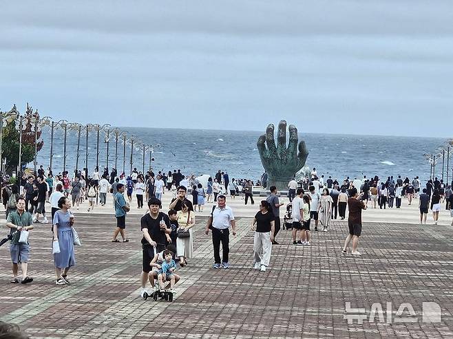 [포항=뉴시스] 송종욱 기자 = 경북 포항시는 추석 연휴 기간 포항의 주요 관광 명소인 포항스페이스워크, 구룡포 일본인 가옥거리, 호미곶 해맞이 광장과 드라마 '동백꽃 필 무렵', '갯마을 차차차' K-드라마 촬영지에 13만 명의 관광객이 방문한 것으로 집계했다. 사진은 포항시 남구 호미곶면 호미곶 광장의 인파 모습. 2024.09.18. sjw@newsis.com