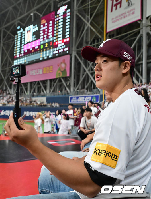 [OSEN=고척, 김성락 기자] 17일 오후 서울 고척스카이돔에서 ‘2024 신한은행 SOL Bank KBO리그’ 키움 히어로즈와 KT 위즈의 경기가 열렸다. 키움과 계약금 5억원에 계약한 2025년 전체 1순위 신인 정현우가 열띤 응원을 펼치고 있다. 2024.09.17 / ksl0919@osen.co.kr