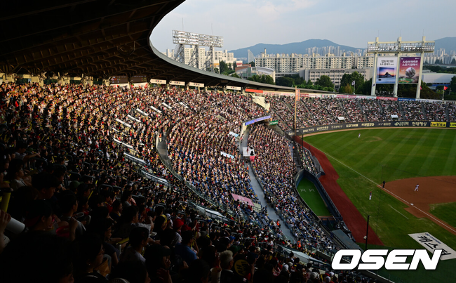 [OSEN=잠실, 지형준 기자] 18일 오후 서울 잠실야구장에서 2024 신한 SOL Bank KBO리그 LG 트윈스와 KIA 타이거즈의 경기가 열렸다.LG는 엔스, KIA는 네일을 선발로 내세웠다.이날 KBO리그는 역대 최다 관중 기록을 경신했다. 이로써 기존 최다 관중 기록인 2017시즌 840만 688명을 넘어 역대 최다 관중 신기록을 달성했다. 야구팬들이 열띤 응원을 선보이고 있다. 2024.08.18 / jpnews@osen.co.kr