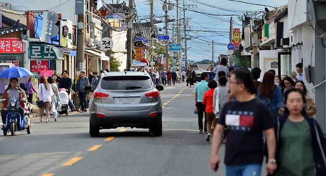 보행로가 없어 차량과 사람이 뒤엉켜 극심한 혼잡과 전선이 거미줄처럼 얽혀있던 과거의 황리단길 모습. 경주시 제공