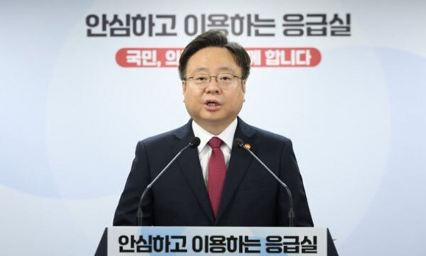 조규홍 보건복지부 장관이 18일 서울 종로구 정부서울청사 합동브리핑실에서 응급의료 등 비상진료 대응 관련 브리핑을 하고 있다. 뉴시스