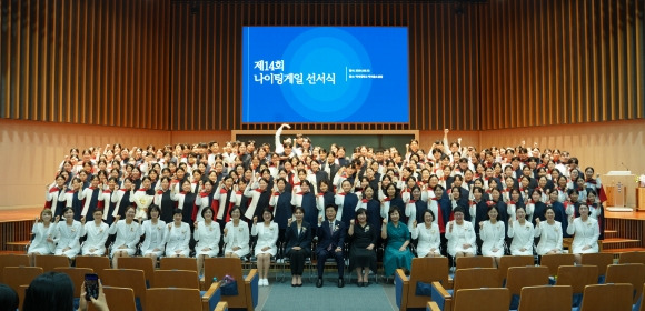 백석대 간호학과 제14회 나이팅게일 선서식에서 학생 등이 기념 촬영을 하고 있다. 백석대 제공