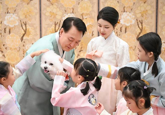 윤석열 대통령과 김건희 여사가 다문화가정 어린이들과 함께 한가위 명절 인사를 촬영하고 있는 모습 ⓒ연합뉴스