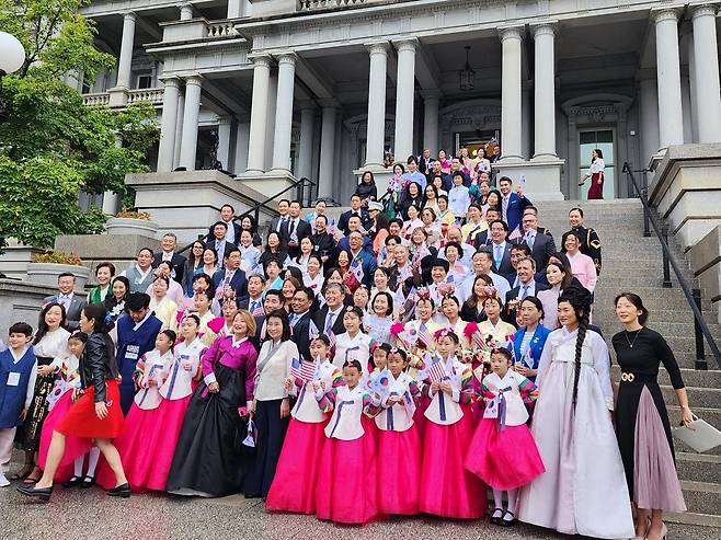 미국 백악관서 열린 첫 한국 추석 축하행사 (워싱턴=연합뉴스) 강병철 특파원 = 17일(현지시간) 오후 미국 백악관 행정동인 아이젠하워 빌딩에서 사상 첫 한국 추석 축하행사가 열렸다. 사진은 기념촬영을 하는 행사 참석자들. 2024.9.17
(끝)