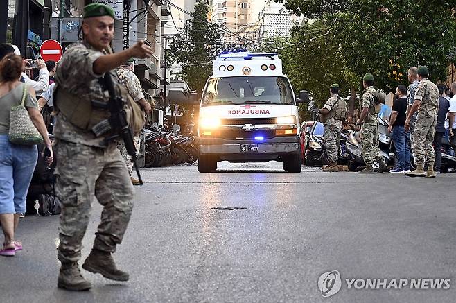 17일(현지시간) 무선호출기 폭발사고 부상자들을 실어나르는 구급차  [EPA 연합뉴스]