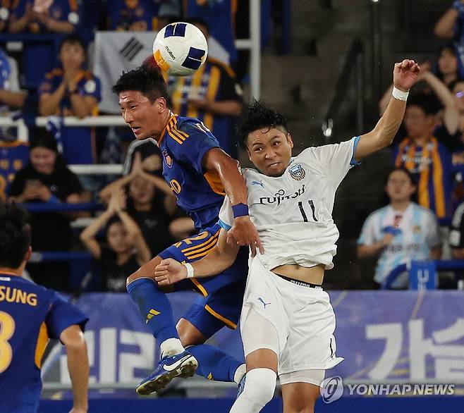 '내 공이야' (울산=연합뉴스) 김용태 기자 = 18일 울산 문수축구경기장에서 열린 아시아축구연맹(AFC) 챔피언스리그(ACL) 엘리트(ACLE) 울산 HD와 일본 가와사키 프론탈레의 경기에서 울산 정우영과 가와사키 코바야시 유가 헤더 싸움을 하고 있다. 2024.9.18 yongtae@yna.co.kr