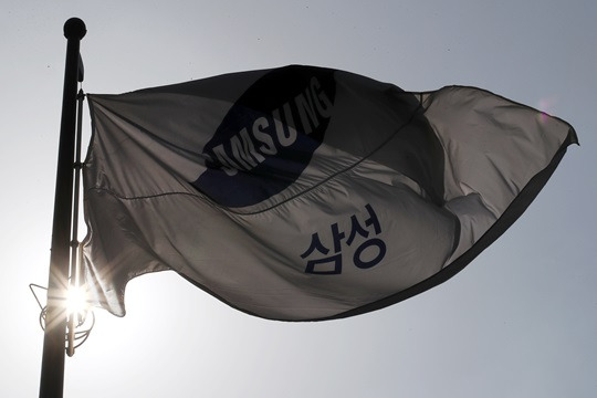 서울 서초구 삼성전자 서초사옥에서 깃발이 바람에 휘날리고 있다.사진=뉴시스