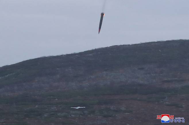 북한이 고중량 재래식 탄두를 장착한 신형 단거리탄도미사일(SRBM) 시험발사에 성공했다고 19일 밝혔다. 바다가 아닌 지상에 탄두가 낙하하고 있다. (사진=연합뉴스)