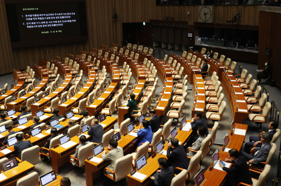 19일 국회 본회의에서 국민의힘 의원들이 불참한 가운데 김여사 특검법과 채상병 특검법이 상정되고 있다. 〈사진=연합뉴스〉