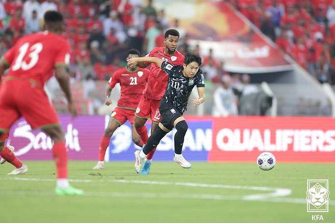 이강인(가운데)이 10일 오만전에서 드리블을 시도하고 있다. 사진 | 대한축구협회