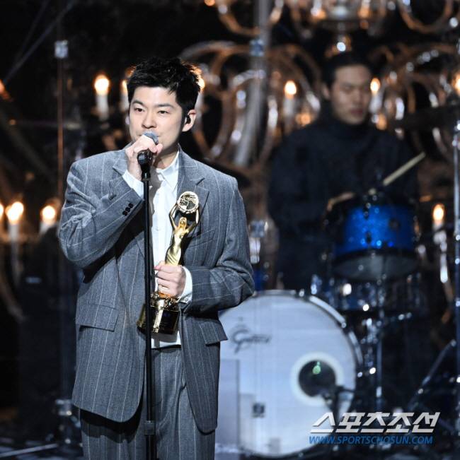 제44회 청룡영화상 시상식이 24일 여의도 KBS홀에서 열렸다. 장기하가 멋진 무대를 선보이고 있다. 허상욱 기자wook@sportschosun.com/2023.11.24/