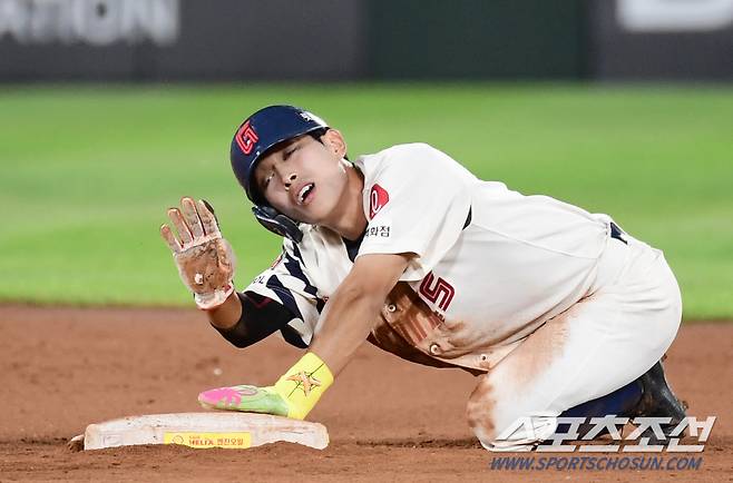 19일 부산 사직야구장에서 열린 롯데와 LG의 경기. 5회 2루 도루를 성공시킨 롯데 황성빈. 부산=송정헌 기자songs@sportschosun.com/2024.09.19/