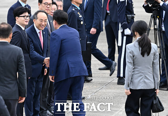 한동훈 국민의힘 대표(왼쪽)가 19일 오전 경기 성남시 서울공항에서 윤석열 대통령(가운데)와 체코 순방길에 오르는 김건희 여사(오른쪽)에게 눈인사하고 있다.