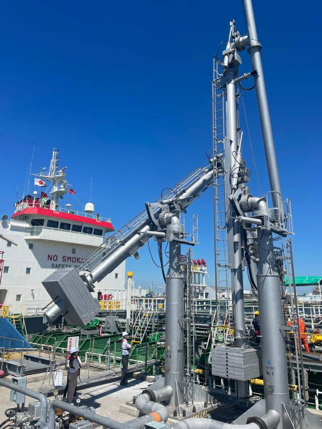 GS칼텍스가 수출한 CORSIA SAF 수출선이 지난 13일 일본 치바항 부두에 도착해 일본 나리타 공항 항공유 탱크로 양하되고 있다