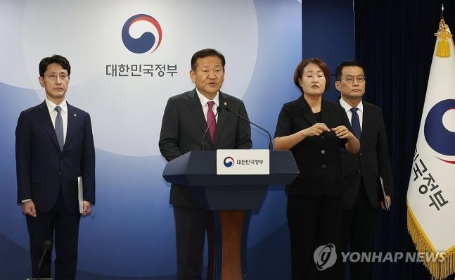 이상민 행정안전부 장관이 19일 서울 종로구 정부서울청사에서 이날 국회 본회의를 통과한 '지역사랑상품권 이용 활성화에 관한 법률' 일부개정법률안과 관련해 브리핑하고 있다.[사진출처=행정안전부]