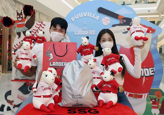 지난 2022년 10월 20일 서울 영등포구 신세계백화점 타임스퀘어에서 모델들이 프로야구 SSG랜더스의 정규 시즌 우승을 기념해 제작한 신세계백화점 대표 캐릭터 '푸빌라' 한정판 인형을 소개하고 있다. /신세계백화점