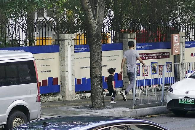 18일 일본인 어린이 피습 사건이 일어난 중국 선전의 일본인 학교 앞./AP 연합뉴스