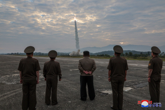 북한이 고중량 재래식 탄두를 장착한 신형 단거리탄도미사일(SRBM) 시험발사하는 모습. 연합뉴스